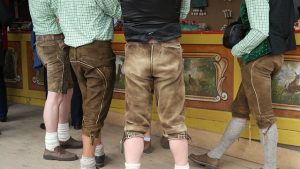 Leren over lederhosen: de geschiedenis en het belang van dit traditionele duitse kledingstuk